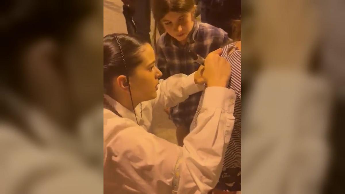 Vídeo | Rosalía sorprèn els nens castellers de la Colla del Poble Sec de Barcelona