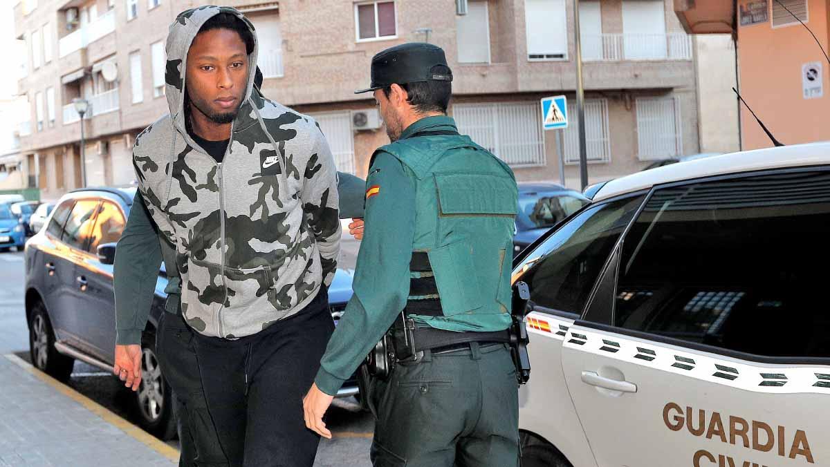 El jugador està acusat de retenir, agredir, amenaçar amb una pistola i robar a un home.