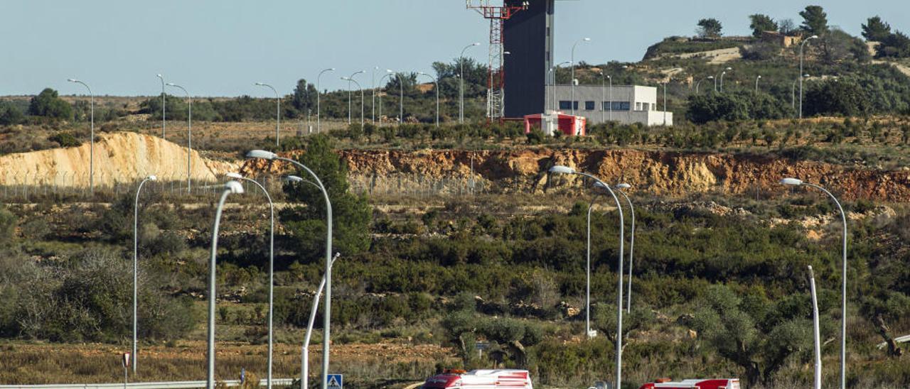 Ambulancias entrando en el aeropuerto en el simulacro.