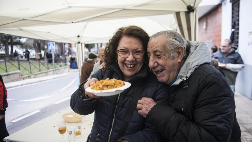 Vídeo | 24 kilos de migas para los vecinos de la plaza Antonio Canales de Cáceres