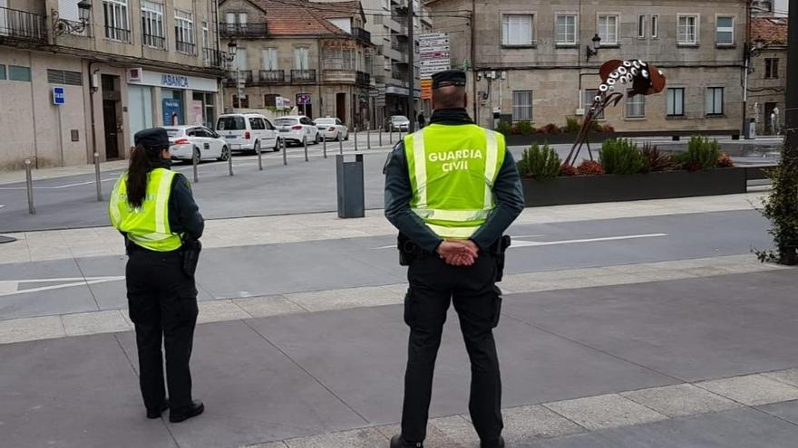 Agentes de la Guardia Civil en Ponte Caldelas. // GC