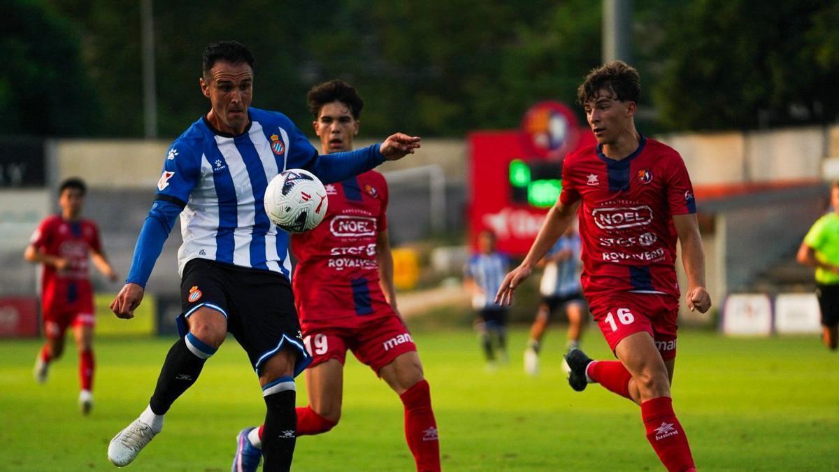 Els jugadors de l'Olot van tenir una estrena exigent contra l'Espanyol