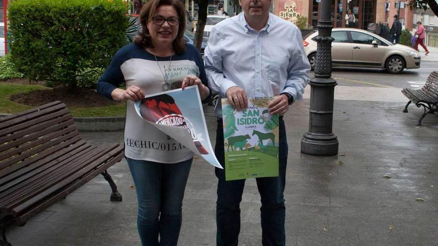 La edil de Festejos, Pilar Fernández, y el alcalde, Gerardo Sanz, ayer, con los carteles de la festividad de San Isidro.