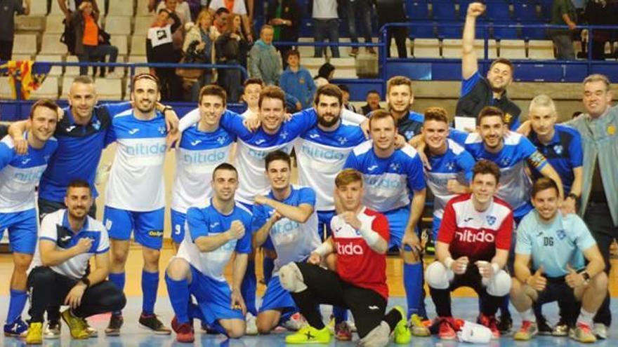 Los jugadores y el cuerpo técnico celebraron la victoria con su afición en un día de fiesta por la presencia fallera.