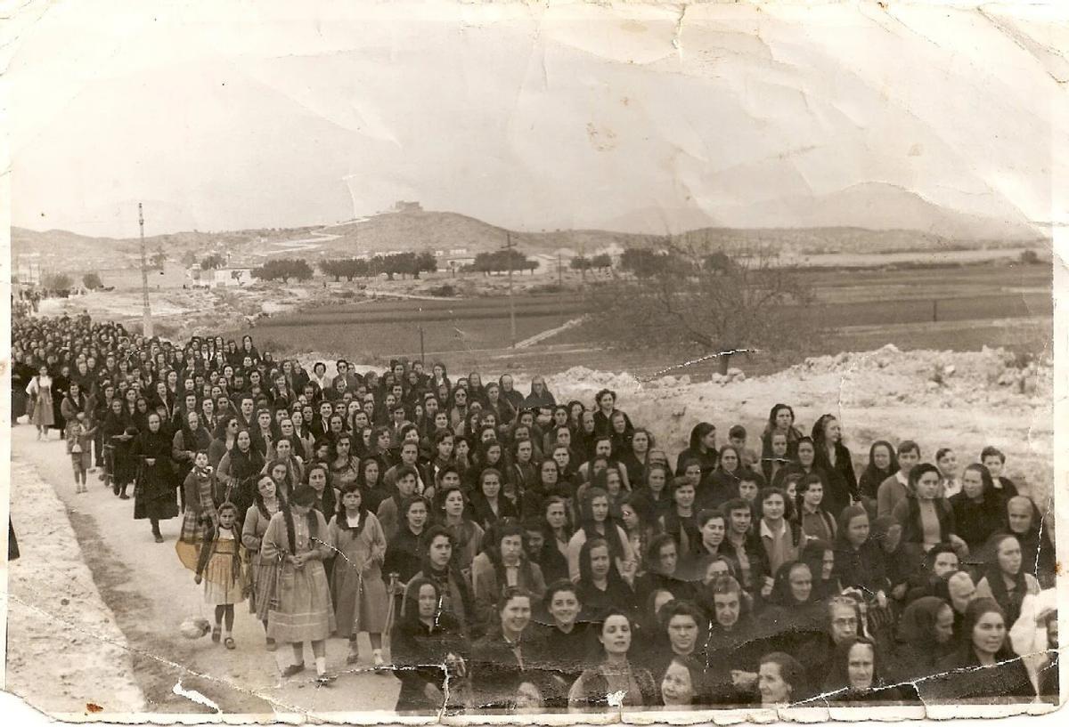 Fotografía de principios del siglo XX que muestra el acto 'la rogativa' que conmemora el trayecto que hizo San Vicente para obrar el “milagro del agua".