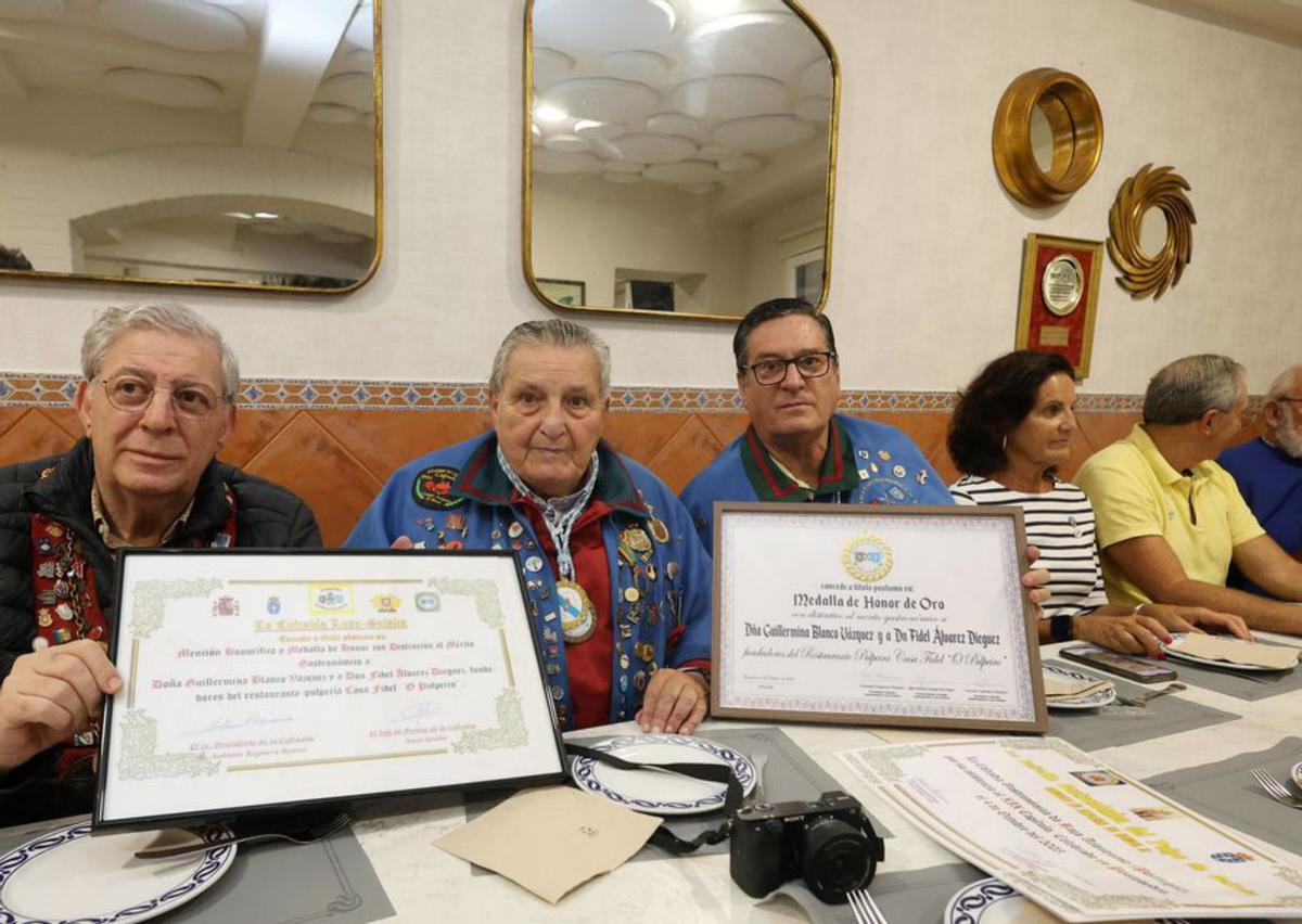 Miembros de la cofradía, con las distinciones. |  Gustavo Santos