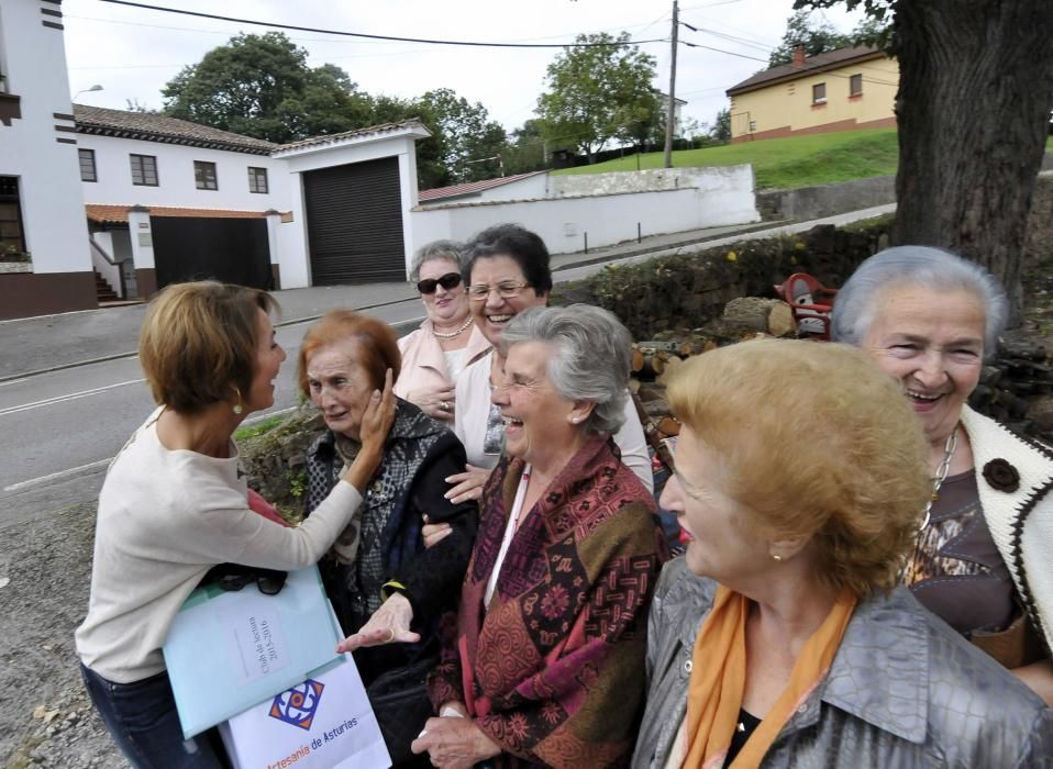 Homenaje a las libreras de El Entrego Yoli Blanco y Marisol Castaño