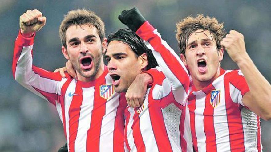 Adrián, Falcao y Koke celebran uno de los goles del Atlético en Roma. | reuters