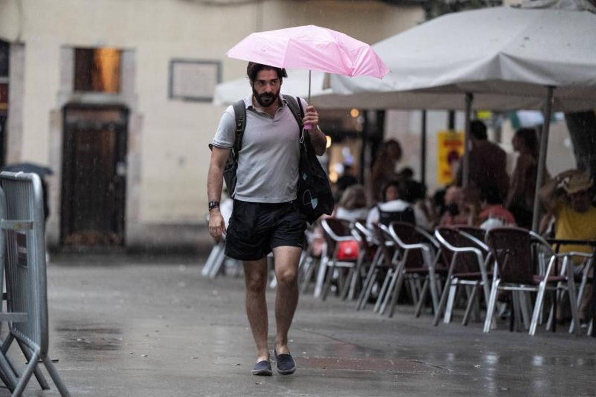 Las lluvia y la tormenta llega a la ciudad de Barcelona Las lluvia y la tormenta llega a la ciudad de Barcelona