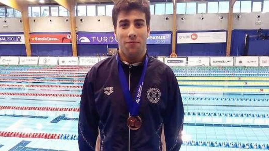 David González, con la medalla obtenida en Sabadell. // FDV