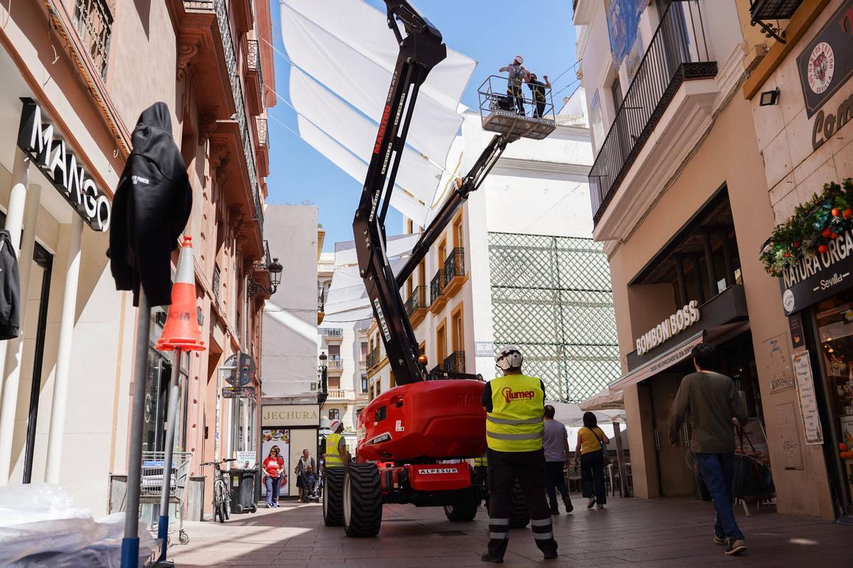 Instalación de toldos para dar sombra en la calle Sierpes, Sevilla