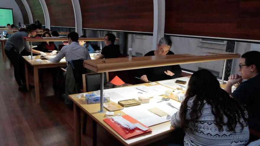 Los asistentes en la sala de lectura de la biblioteca del Museo Etnográfico.