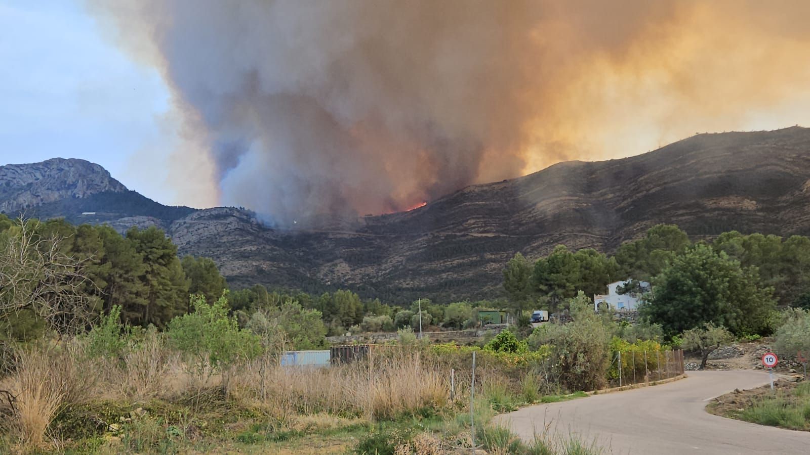 Las imágenes del incendio forestal declarado en Tàrbena