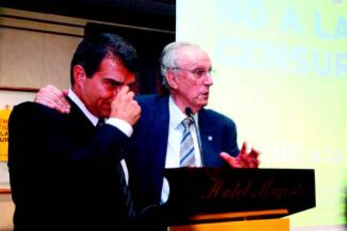 Joan Laporta rep mostres d’ànims de mossèn Josep Maria Ballarin, ahir a l’Hotel Majestic de Barcelona. Joan Laporta rep mostres d’ànims de mossèn Josep Maria Ballarin, ahir a l’Hotel Majestic de Barcelona.