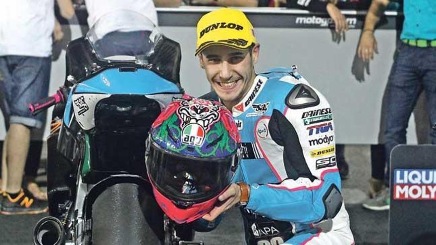 Salom celebra junto a su moto el segundo puesto.