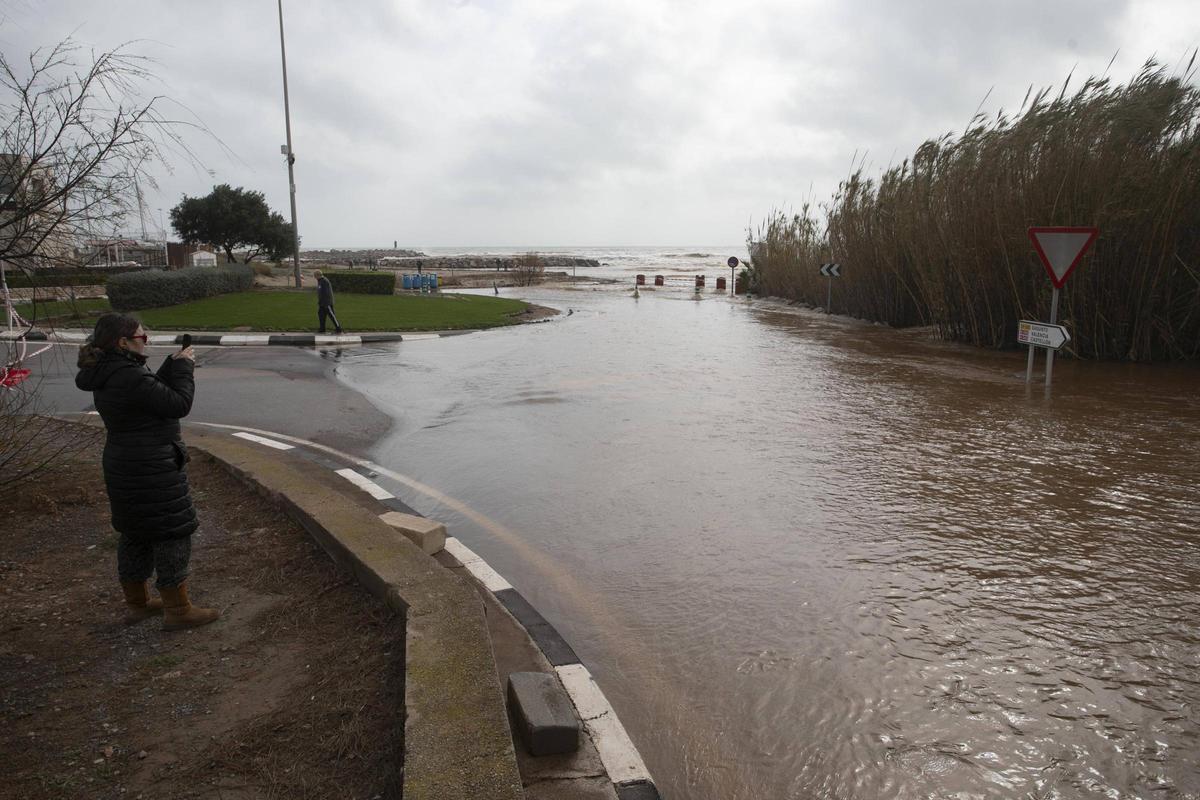 Carretera inundada en Canet tras unas recientes lluvias fuertes, al desbordarse el río.