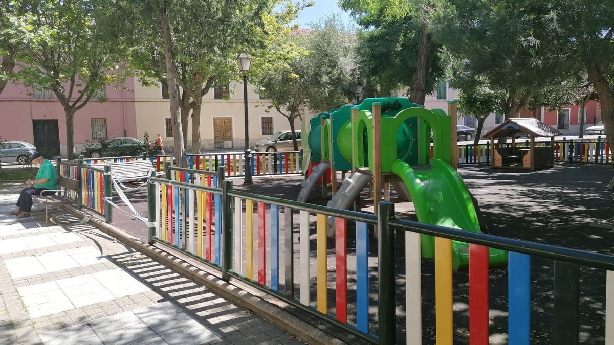 Parque infantil precintado en Toro