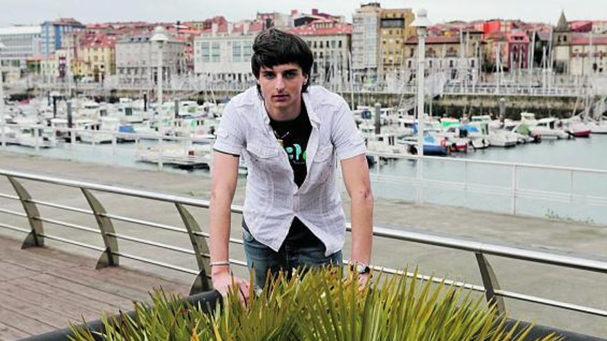 Jairo Cárcaba, ayer, frente al puerto deportivo de Gijón.