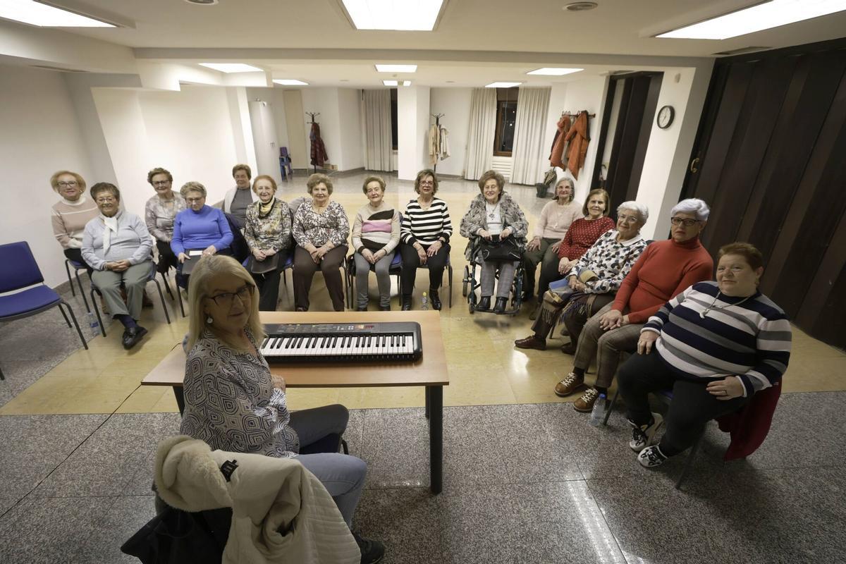 Elena Baigorri al frente del coro Amas de Casa en su ensayo en el Centro de Mayores de Las Meanas.