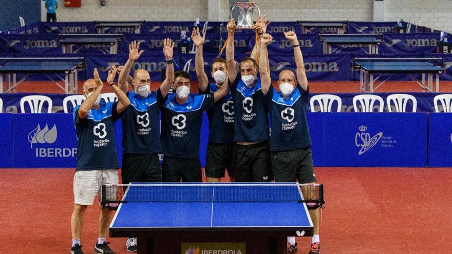 El Real Cajasur Priego celebra la conquista de la Copa del Rey de tenis de mesa.