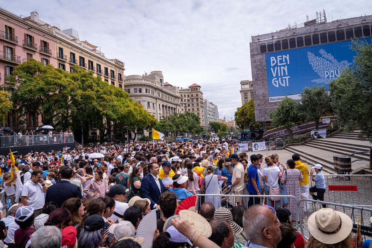 Fieles esperan en la catedral de Barcelona la llegada del papa León XIV