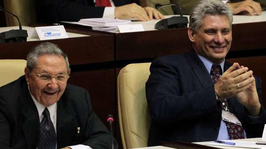 Raúl Castro y Díaz-Canel, en el Parlamento cubano, en 2013.