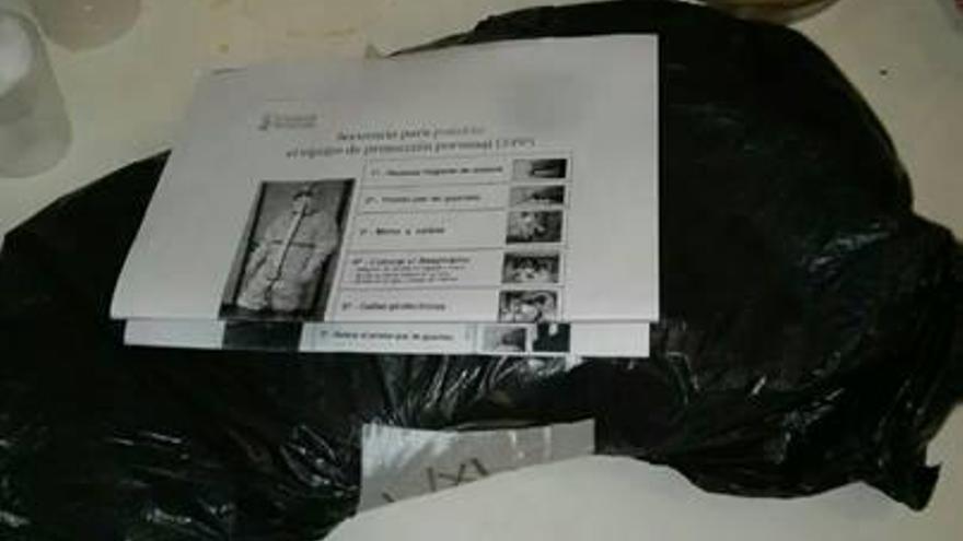 Sanidad reparte el traje contra el ébola en una bolsa de basura y con unas fotocopias