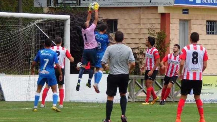 Veiga tratando de cabecear un centro en el partido de ayer. // FDV