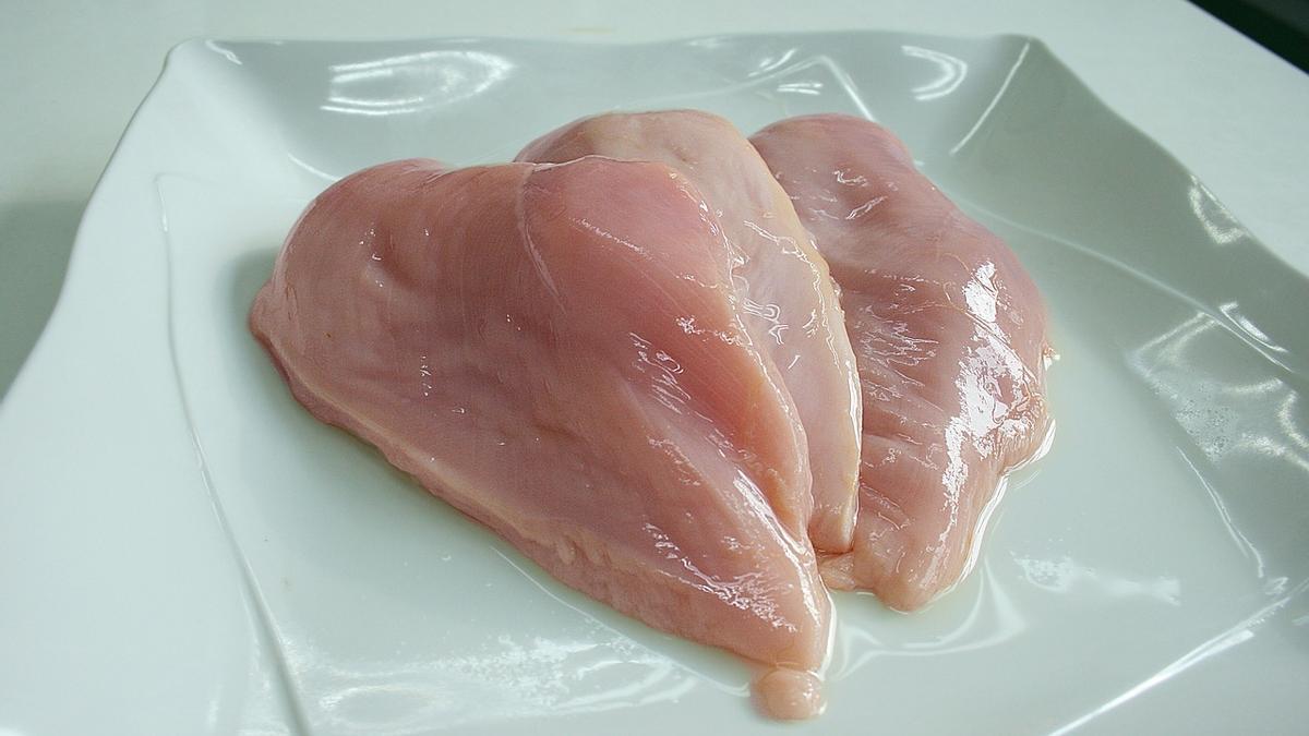 El 70% del pollo de una gran cadena de supermercados está contaminado con bacterias resistentes