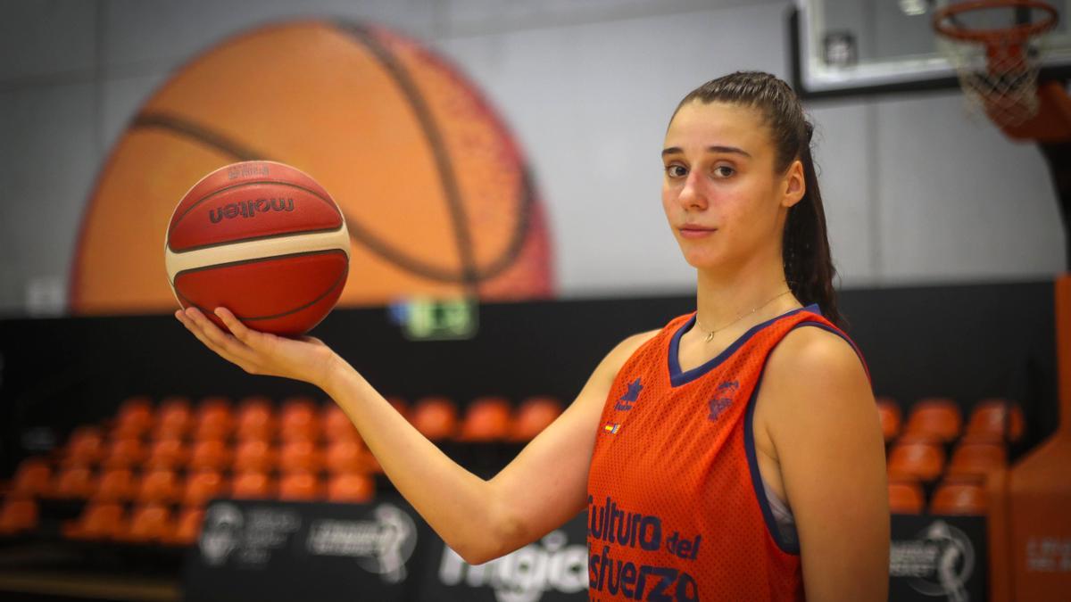 Raquel Carrera posa para la entrevista con Superdeporte.