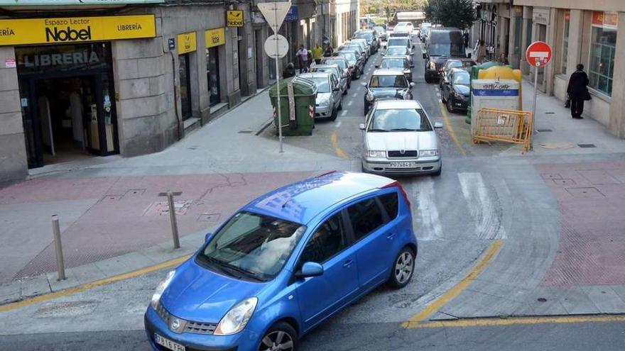 Colas de coches intentando salir de Barcelos por la calle Rouco a mediodía de ayer. // Rafa Vázquez