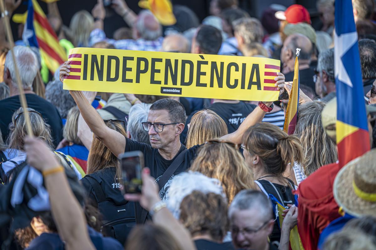 Más de 60.000 personas, según la organización, se citan bajo el Arc de Triomf de Barcelona para reivindicar el 1-O Abucheos a Forcadell y Rovira y aclamación a Puigdemont en el acto convocado por el Consell per la República