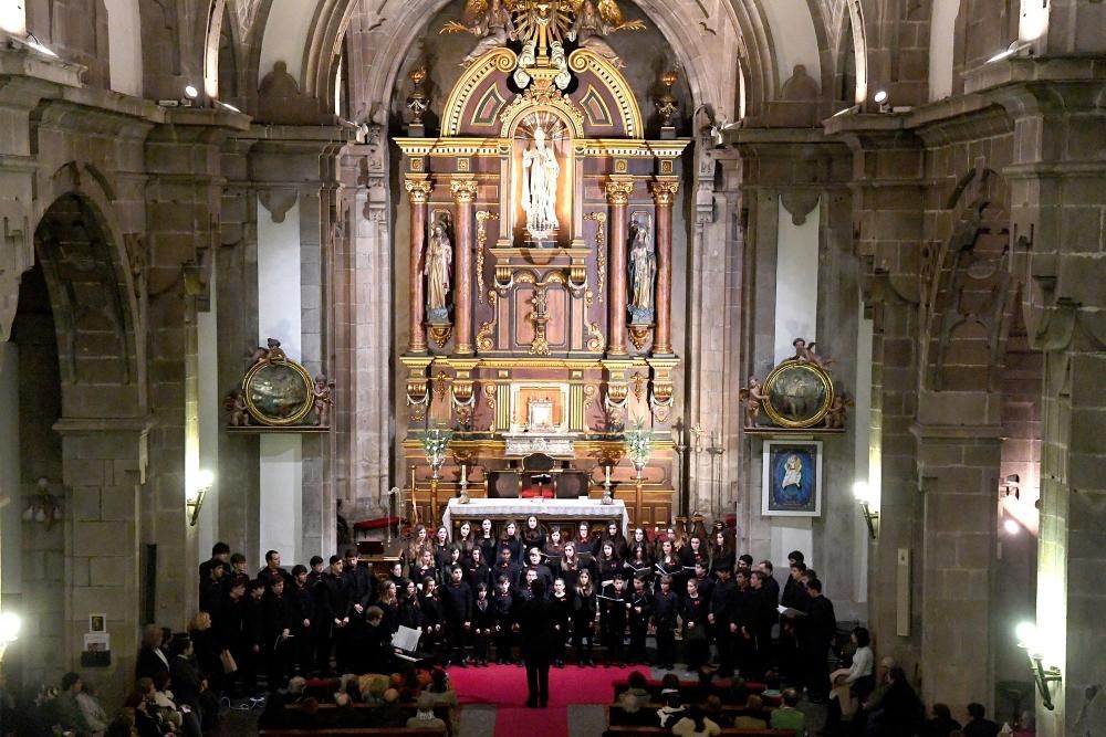 El Coro Infantil y Juvenil Cantabile interpreta villancicos clásicos y varias piezas de su disco 'Vinde velo neno. Nadal con Cantabile' en su tradicional Concerto de Nadal.