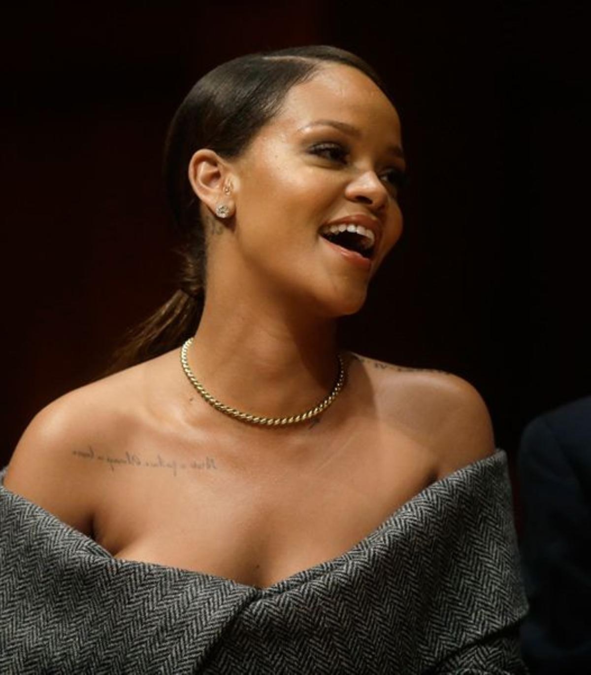 Rihanna recoge el premio a humanitaria del año