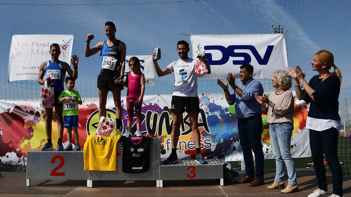 La alcaldesa, el concejal de deportes y la directora del Colegio Balmes entregan los trofeos a los ganadores de la carrera