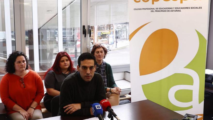 Pablo Yáñez, con Carmen de la Fuente, Sara González y Flor González. | DAVID CABO