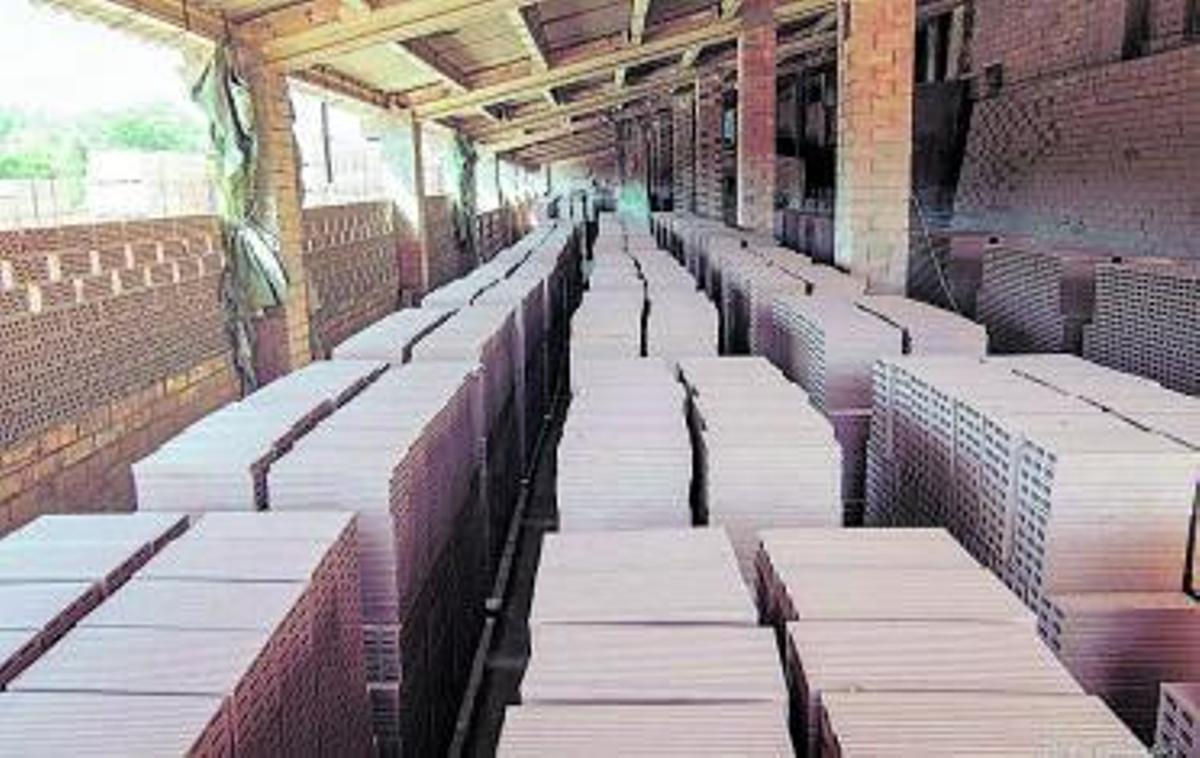 Ladrillos como los de antes en una empresa familiar de Ràfol de Salem