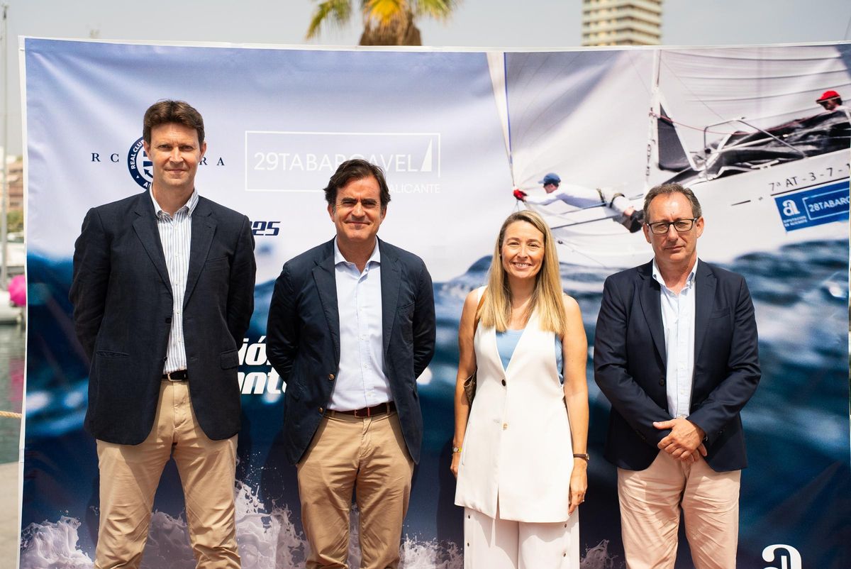 De izquierda a derecha, Toni Gallego (concejal de Deportes), Miguel López (presidente del RCRA) Lidia López (edil de Comercio) y Carlos Eleno (director del Puerto de Alicante).