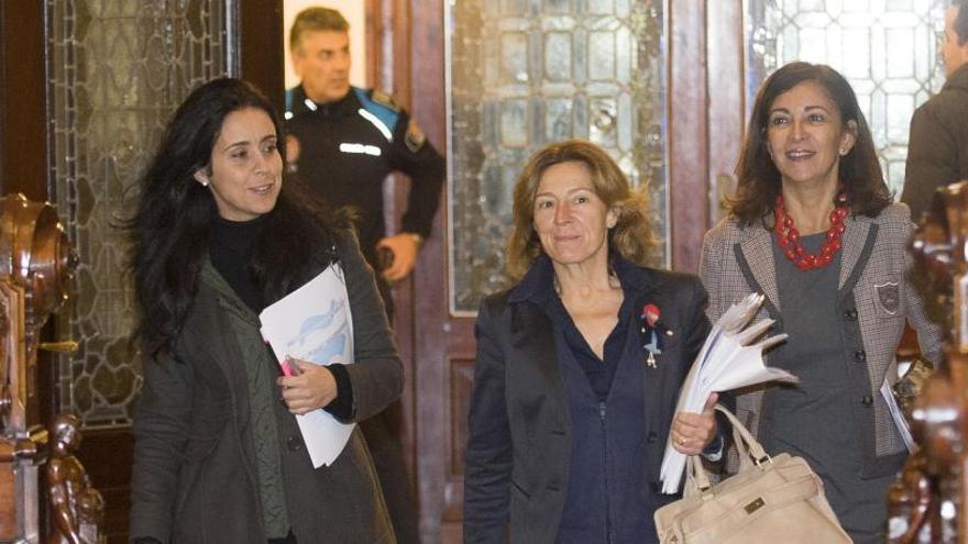 Yoya Neira, Mar Barcón y Silvia Longueira, antes de un pleno.