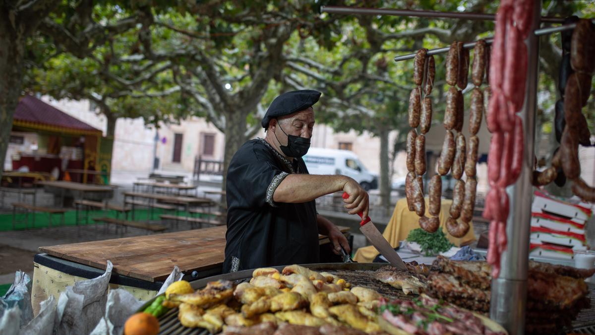 Puesto de comida en el mercado medieval de Zamora.