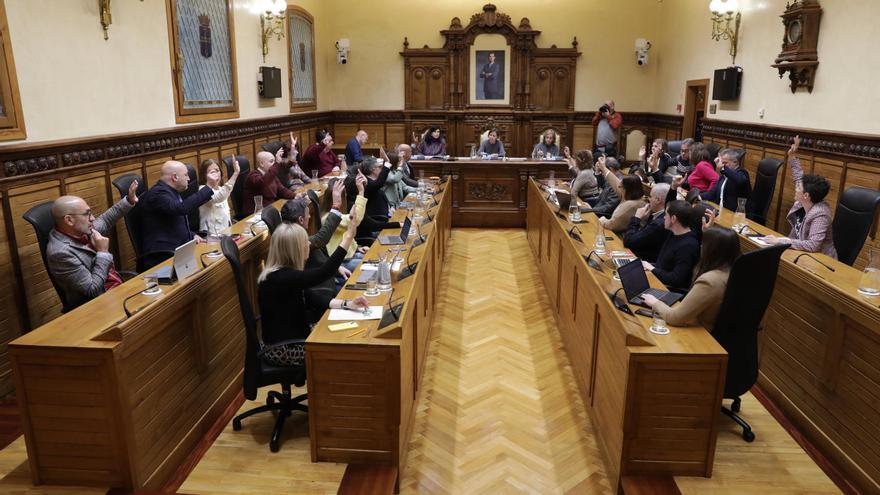 El Pleno municipal para poner freno a las licencias de pisos turísticos en Gijón, en imágenes