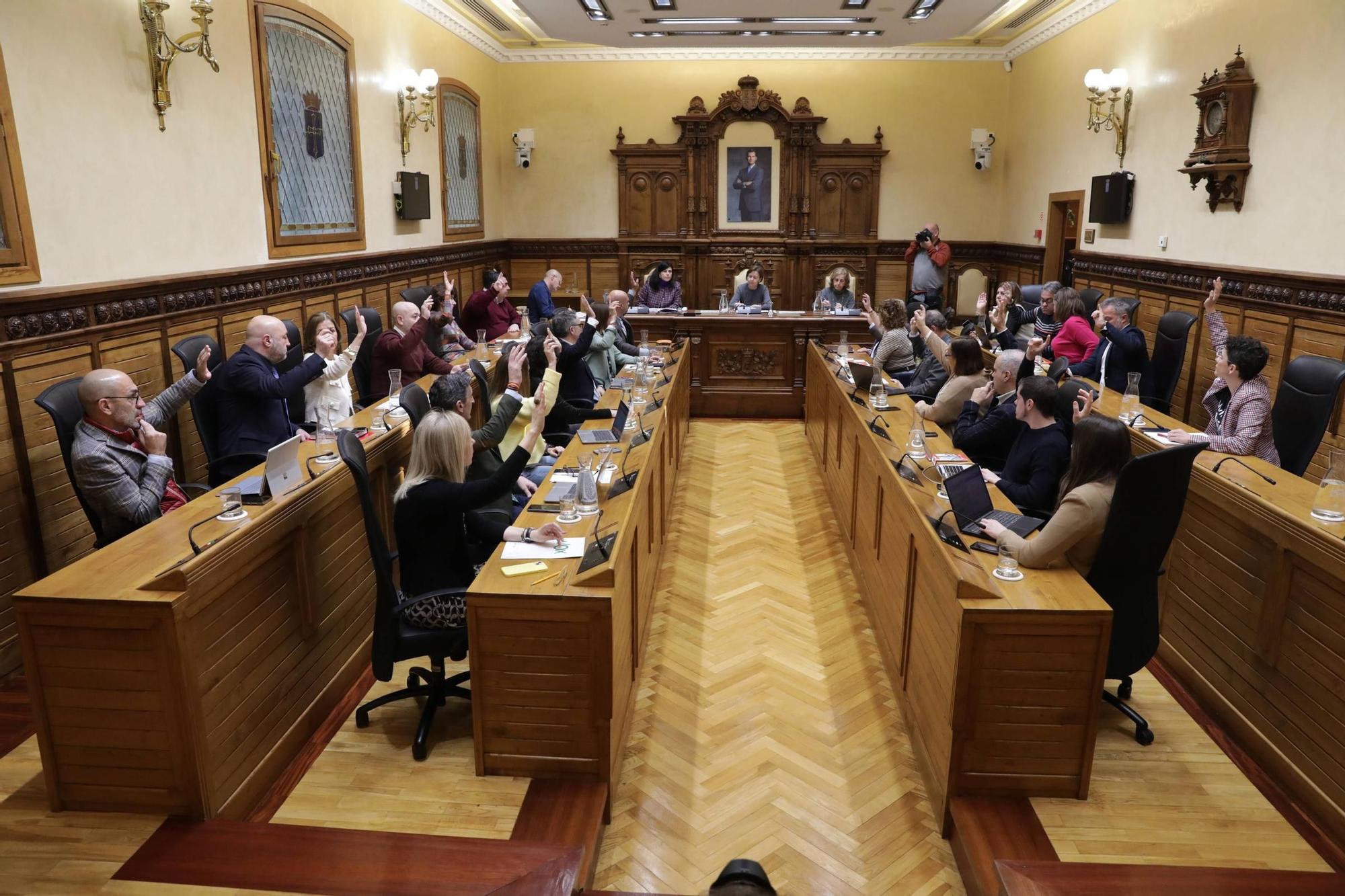 El Pleno municipal para poner freno a las licencias de pisos turísticos en Gijón, en imágenes
