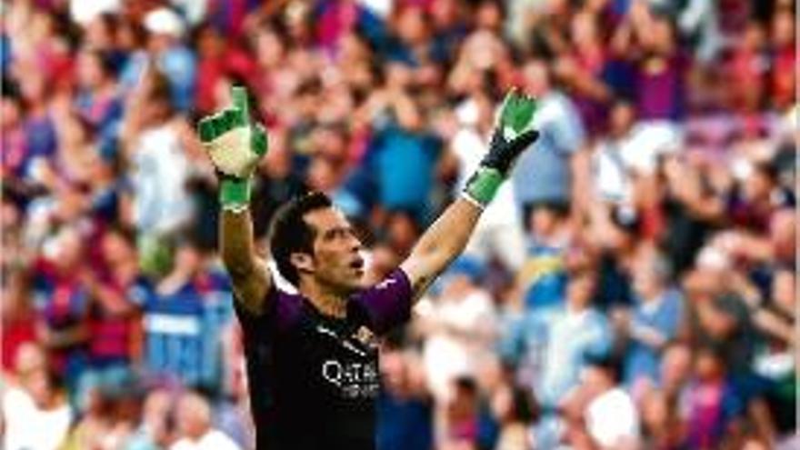 Claudio Bravo, celebrant un dels sis gols del Barça aquest dissabte.