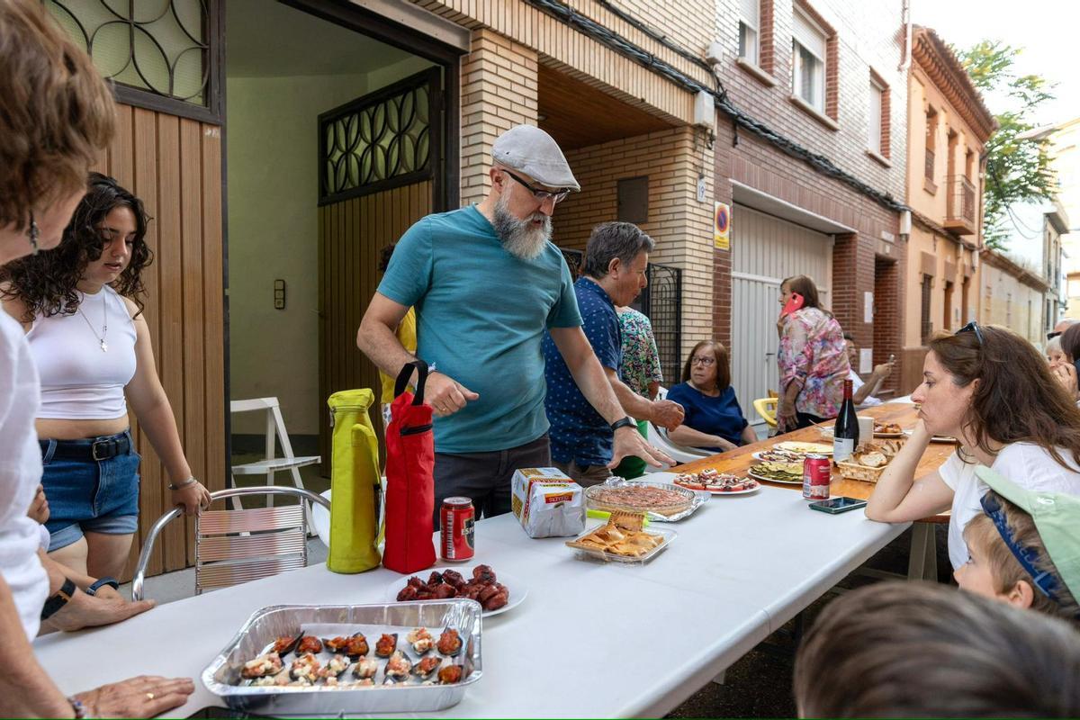 Vecinos de Torrero preparando la cena.