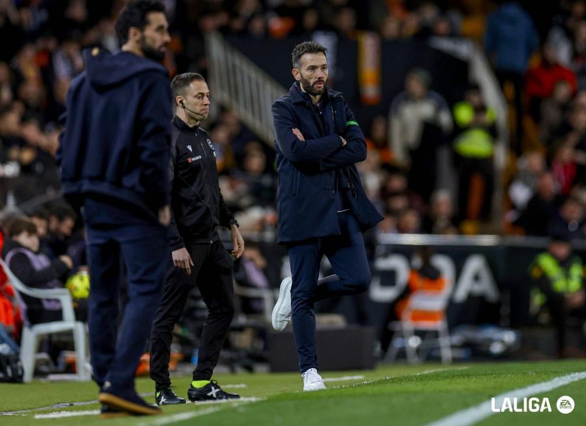 Carlos Corberán, entrenador del Valencia, en el choque del domingo ante el Real Madrid
