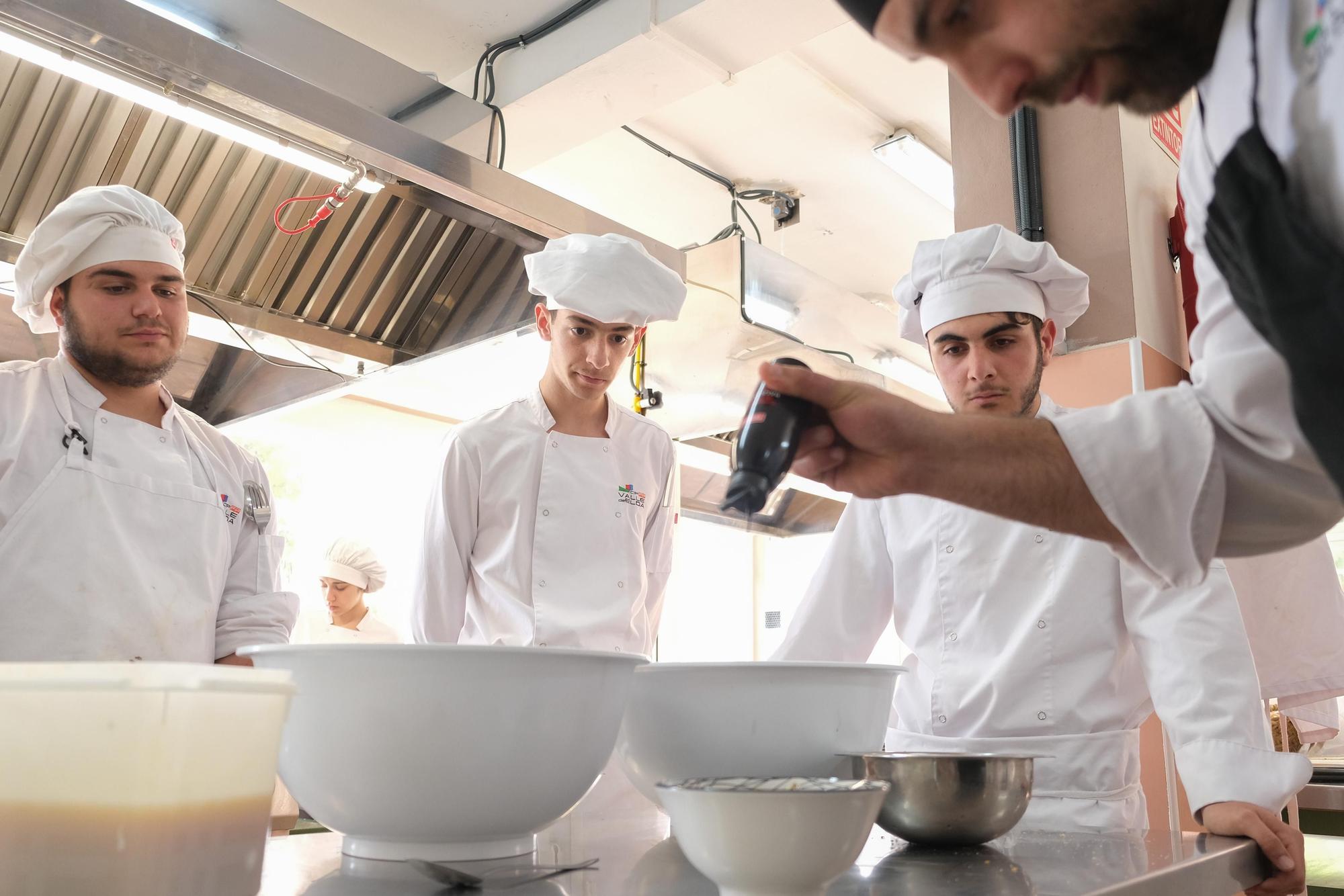 Los alumnos de cocina del Valle de Elda en una de sus prácticas.