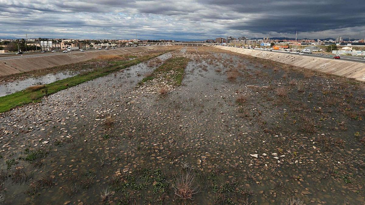 Los excedentes llenan de agua  el Túria hasta la  llegada al mar | J. M. LÓPEZ