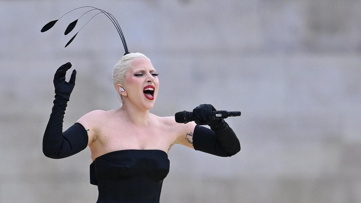 La cantante Lady Gaga actúa durante la ceremonia de apertura de los Juegos Olímpicos de París 2024 en el río Sena