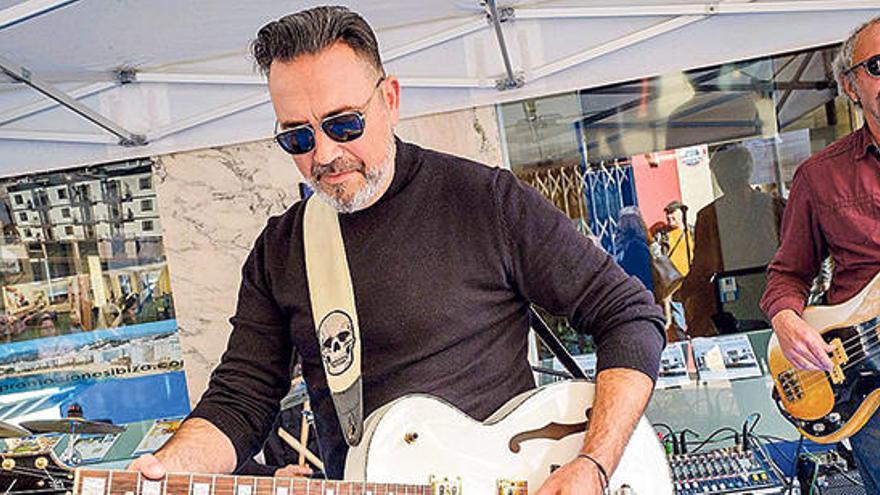 Ricky, de The Frigolos, durante su actuación el domingo en Santa Eulària.