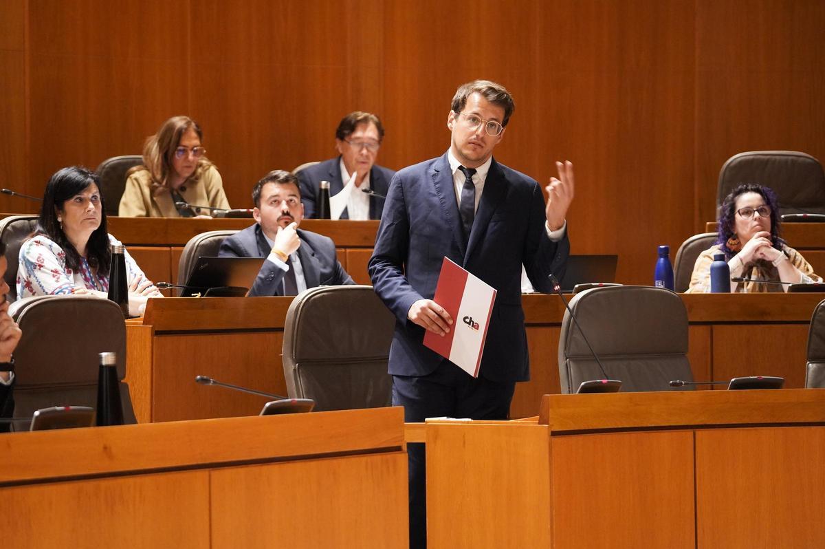 Jorge Pueyo (CHA) interviene en el pleno. Detrás, varios diputados de la formación aragonesista.